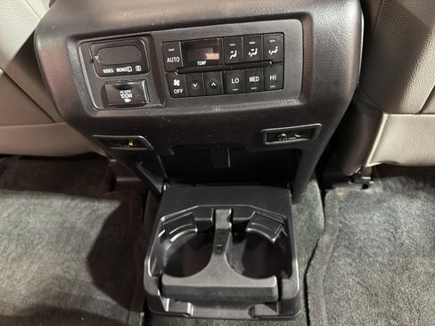 Used 2015 Toyota Sequoia Platinum image 27