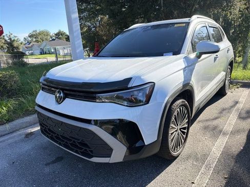 Used 2025 Volkswagen Taos SE w/ Panoramic Sunroof Package FWD image 4