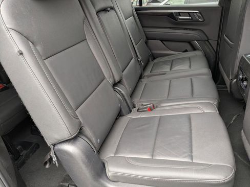 Used 2025 Chevrolet Suburban Z71 image 31