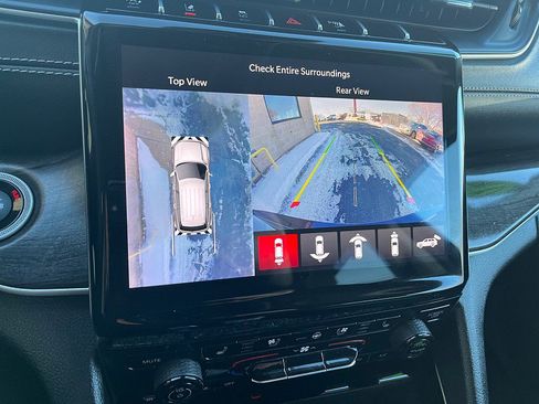 Used 2023 Jeep Grand Cherokee Limited w/ Luxury Tech Group II image 34