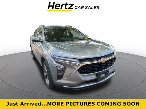 Used 2025 Chevrolet Trax LT FWD image 1