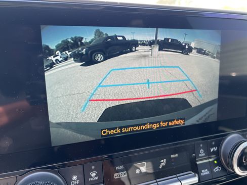 Used 2023 Toyota Highlander XLE FWD image 2