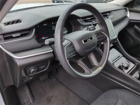 Used 2023 Jeep Grand Cherokee L Laredo image 10