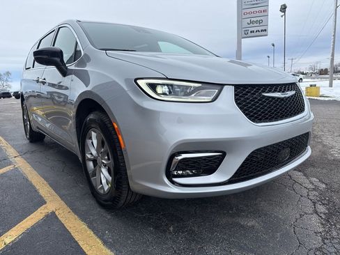 New 2026 Chrysler Pacifica Limited image 2