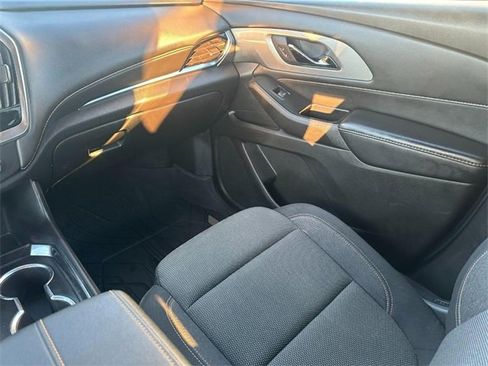 Used 2021 Chevrolet Traverse LT image 16
