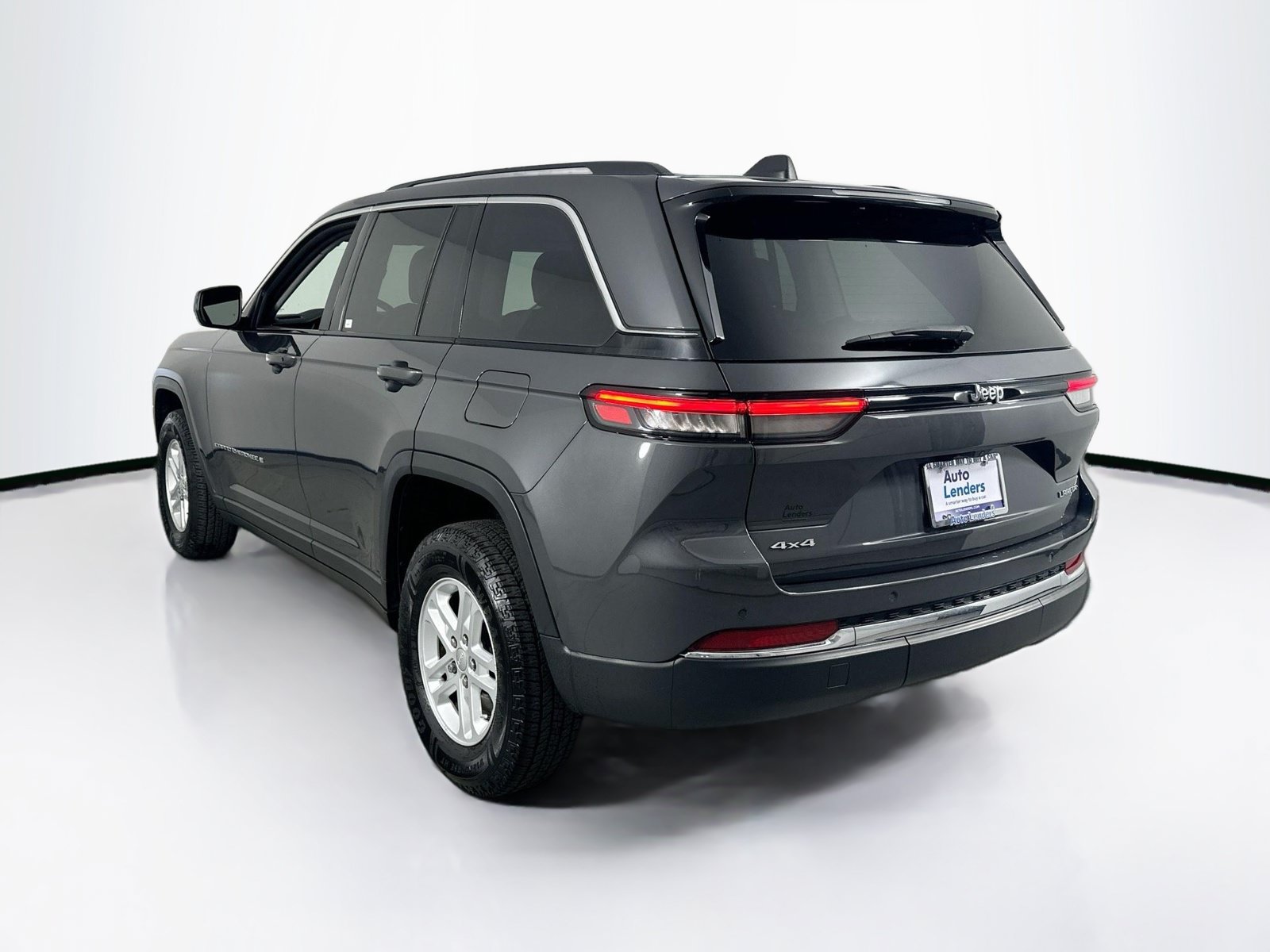 Used 2023 Jeep Grand Cherokee Laredo AWD/4WD image 7