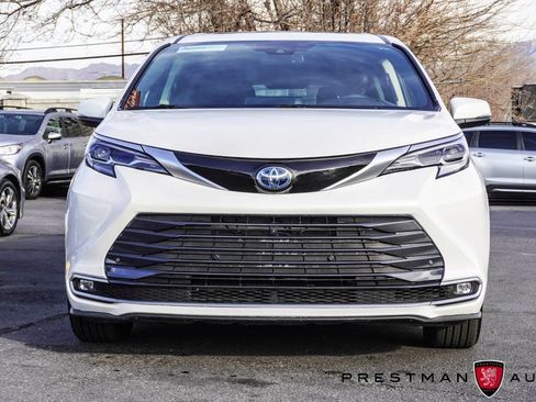 Used 2024 Toyota Sienna Platinum image 18