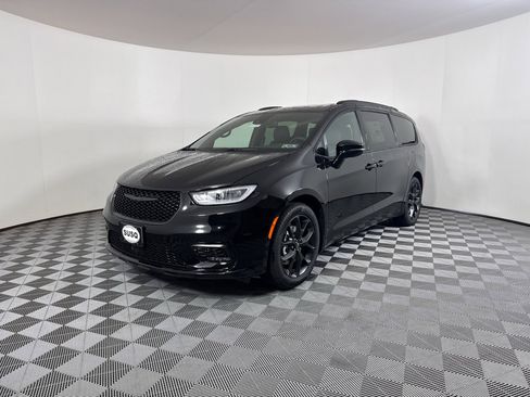 New 2026 Chrysler Pacifica Limited w/ S Appearance Package image 16