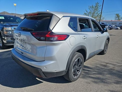Used 2025 Nissan Rogue SV image 3