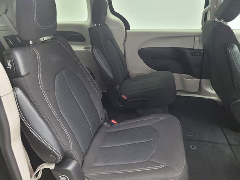 Used 2022 Chrysler Voyager LX image 19