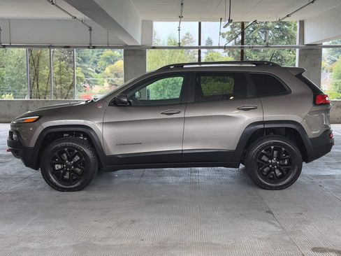 Used 2018 Jeep Cherokee Trailhawk w/ Trailer Tow Group AWD/4WD image 8