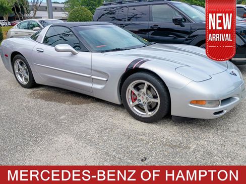 Used 2001 Chevrolet Corvette Coupe w/ Preferred Equipment Group1 RWD image 1