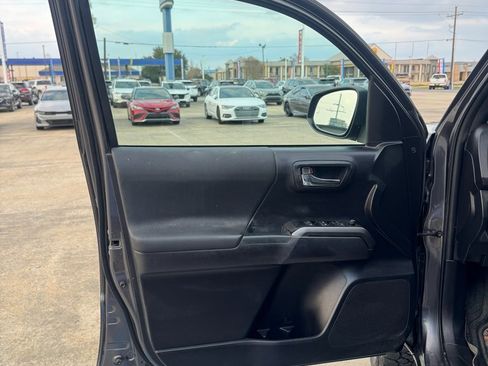 Used 2021 Toyota Tacoma TRD Off-Road image 7