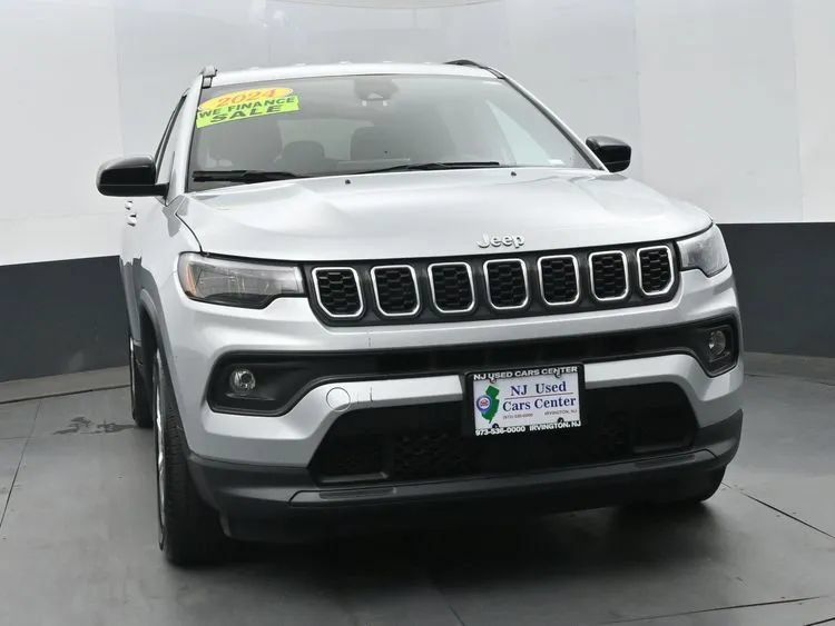 Used 2024 Jeep Compass Latitude AWD/4WD image 3