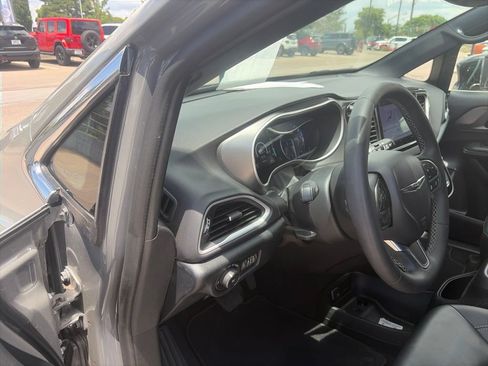 Used 2025 Chrysler Pacifica Select FWD image 29