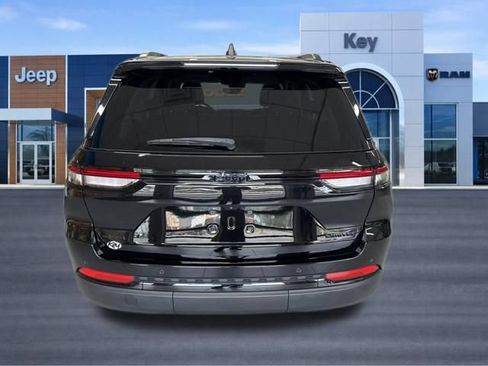 Used 2023 Jeep Grand Cherokee Limited w/ Black Appearance Package AWD/4WD image 5