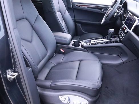 Certified 2025 Porsche Macan AWD/4WD image 22