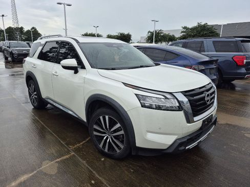 Used 2023 Nissan Pathfinder Platinum FWD image 2