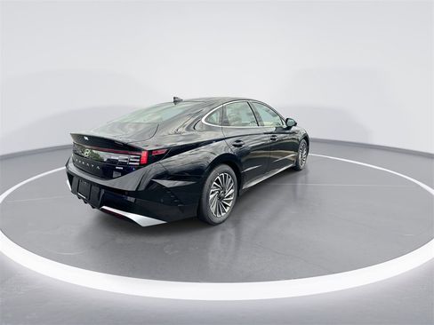 New 2025 Hyundai Sonata Limited image 8