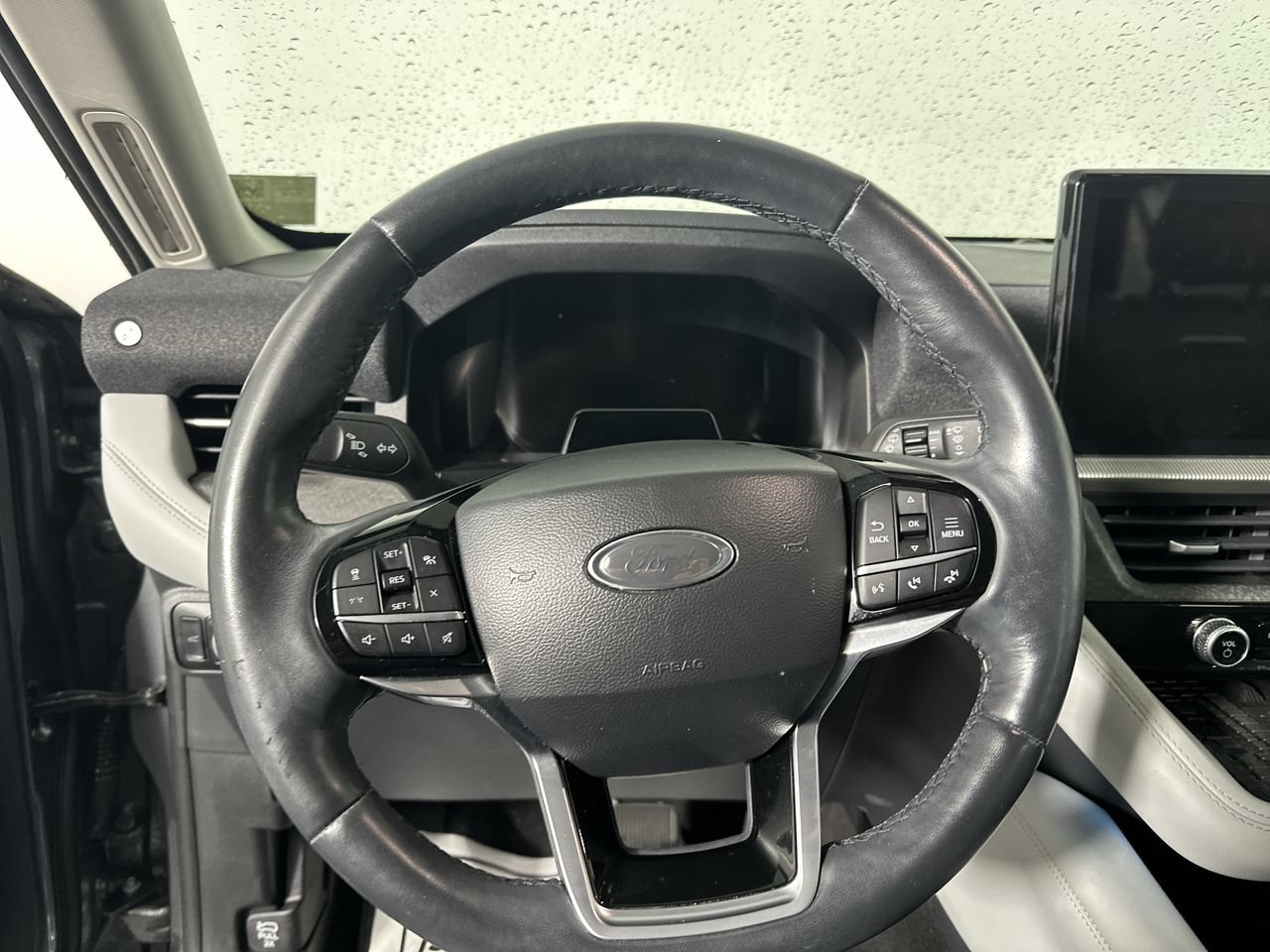 Used 2025 Ford Explorer Platinum w/ Ultimate Package AWD/4WD image 5