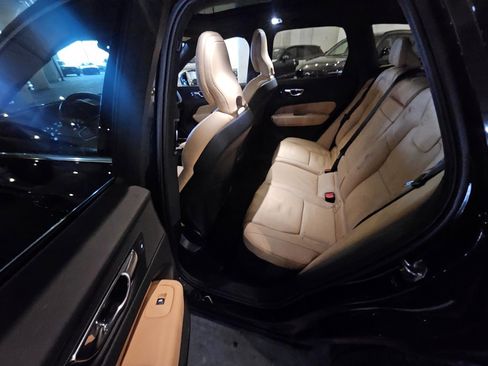 Used 2020 Volvo XC60 T6 Momentum w/ Premium Package image 14