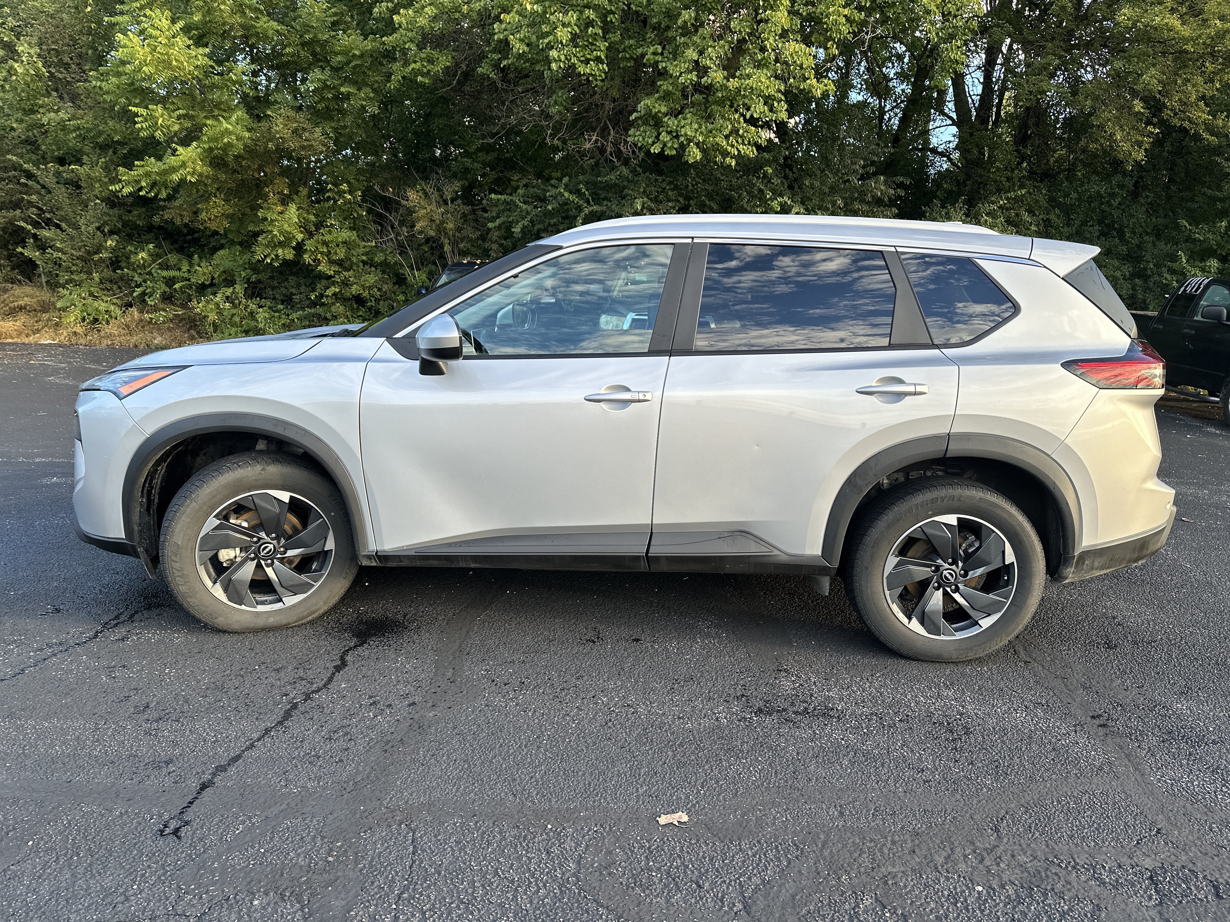 Used 2024 Nissan Rogue SV w/ SV Premium Package AWD/4WD image 4