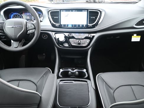 New 2026 Chrysler Pacifica Limited w/ S Appearance Package image 3