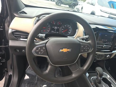 Used 2022 Chevrolet Traverse LS image 14
