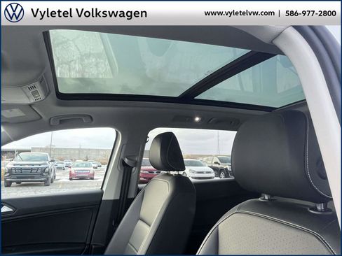 Certified 2021 Volkswagen Tiguan SE w/ Panoramic Sunroof Package image 21