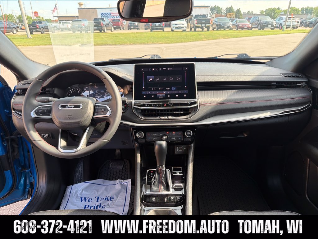Used 2025 Jeep Compass Trailhawk AWD/4WD image 12