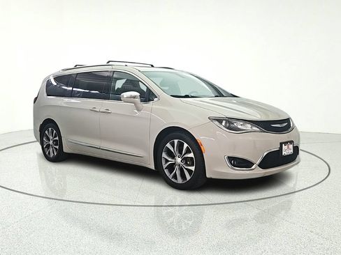 Used 2020 Chrysler Pacifica Limited FWD image 9