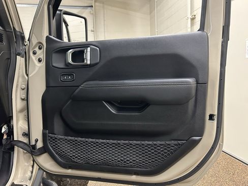 Used 2020 Jeep Gladiator Overland image 15