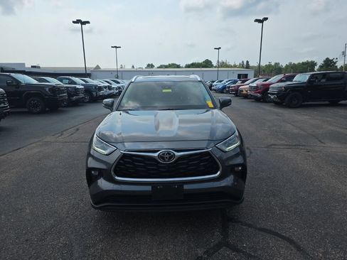 Used 2021 Toyota Highlander Limited AWD/4WD image 3