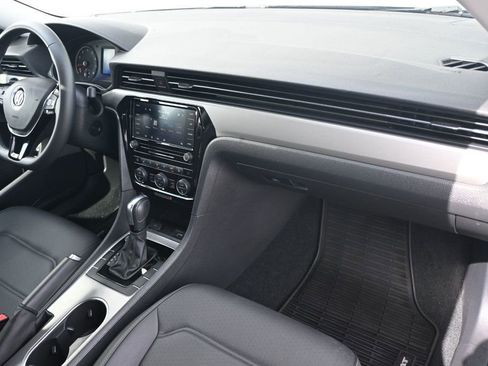 Used 2022 Volkswagen Passat 2.0T SE image 9
