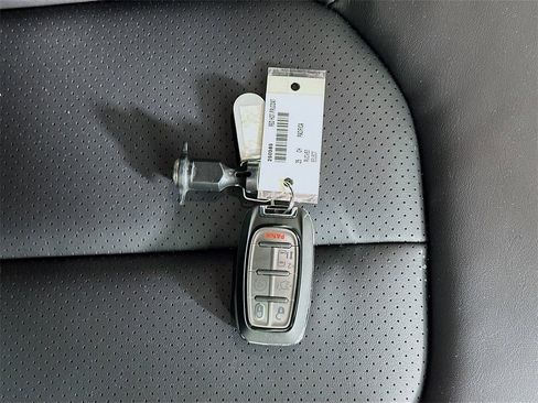 New 2025 Chrysler Pacifica Select w/ Uconnect Theater Family Group image 20