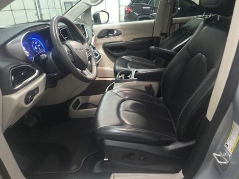 Used 2023 Chrysler Pacifica Touring-L FWD image 15