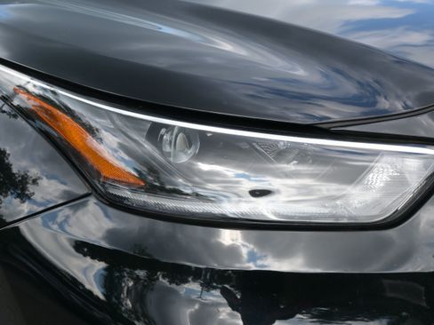 Used 2021 Toyota Highlander XLE FWD image 11