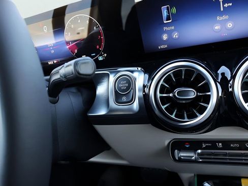 New 2026 Mercedes-Benz GLB 250 4MATIC image 30