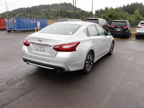 Used 2018 Nissan Altima 2.5 SV FWD image 5