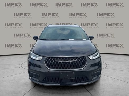 Used 2025 Chrysler Pacifica Limited FWD image 5