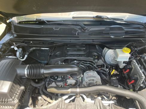 Used 2019 RAM 1500 Laramie AWD/4WD image 18