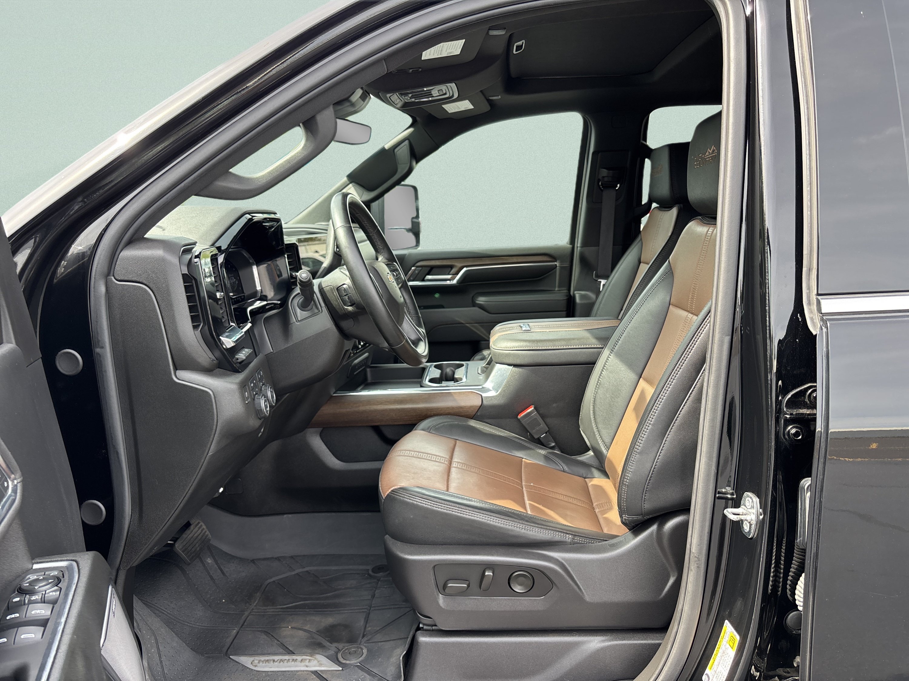 Used 2024 Chevrolet Silverado 3500 High Country w/ High Country Premium Package AWD/4WD image 10