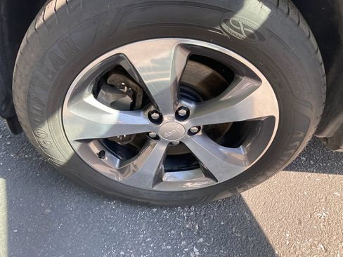 Used 2019 Jeep Cherokee Limited AWD/4WD image 37