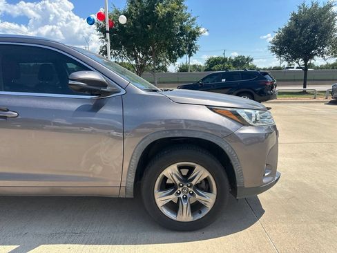 Used 2019 Toyota Highlander Limited Platinum FWD image 7