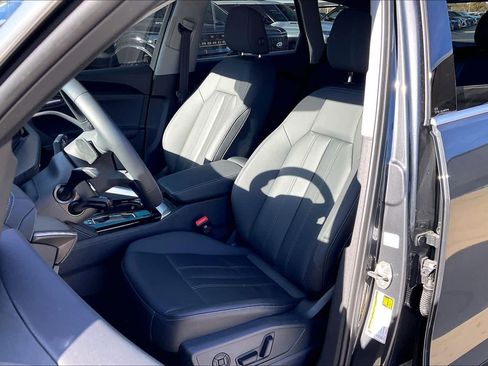 Used 2025 Audi Q5 Premium w/ Convenience Package image 7