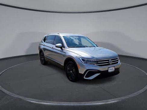 Used 2024 Volkswagen Tiguan SE FWD image 2