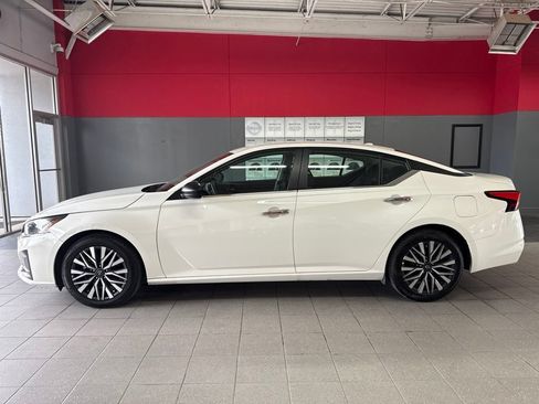 Certified 2025 Nissan Altima 2.5 SV FWD image 2