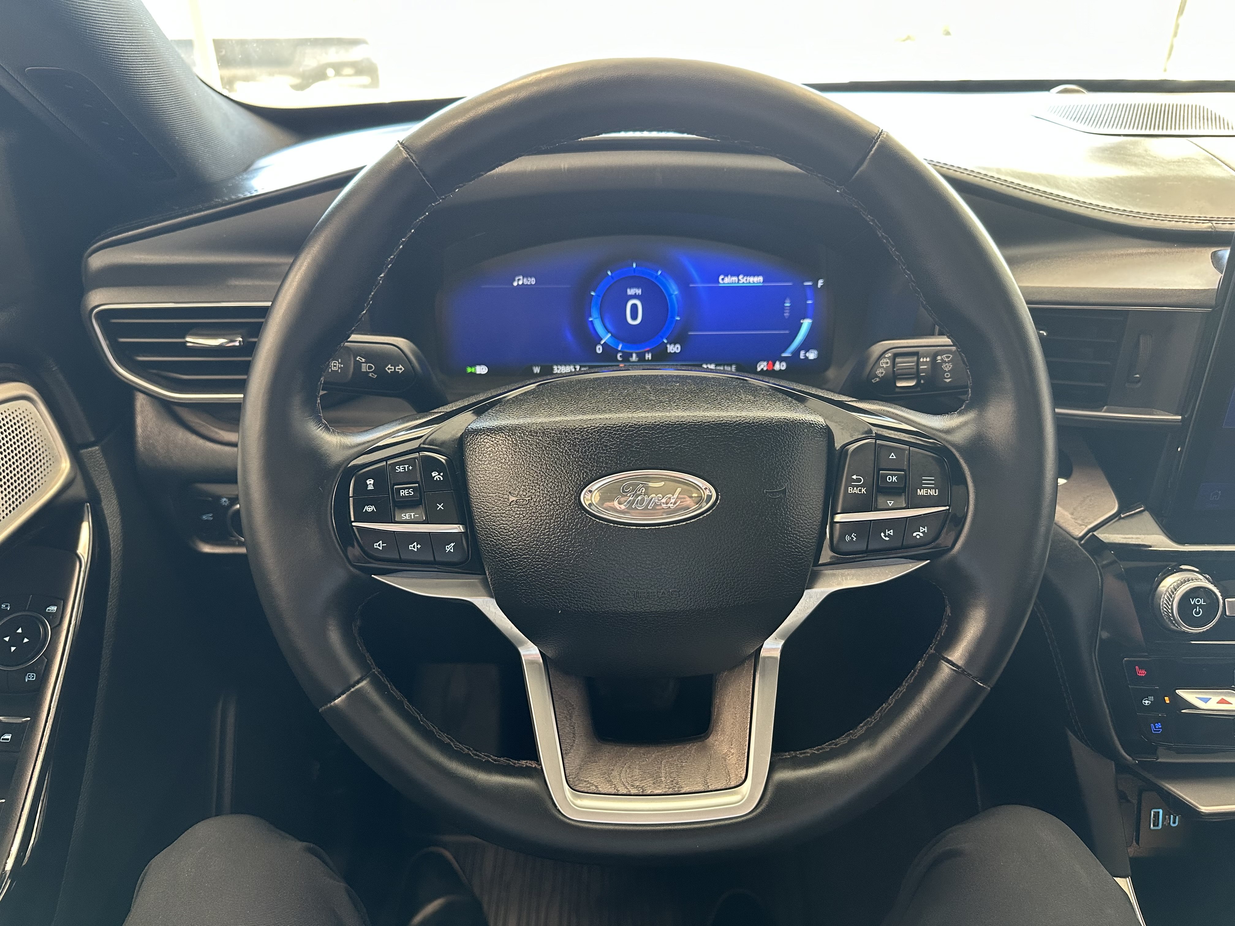 Used 2023 Ford Explorer Platinum w/ Technology Package AWD/4WD image 24