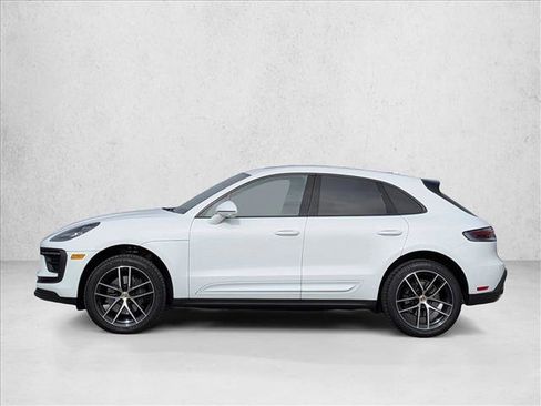 Used 2025 Porsche Macan image 2