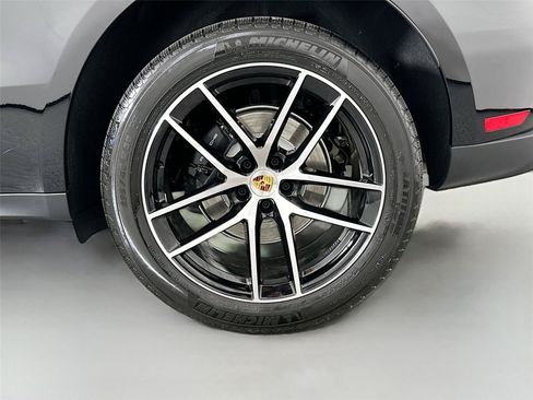 Certified 2026 Porsche Macan AWD/4WD image 6